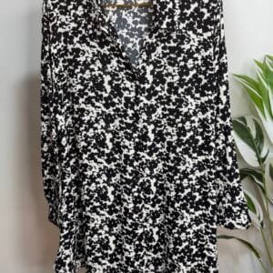 Elegant long V-neck ladies shirt, 32 inches in length, available in body sizes 42 and 48